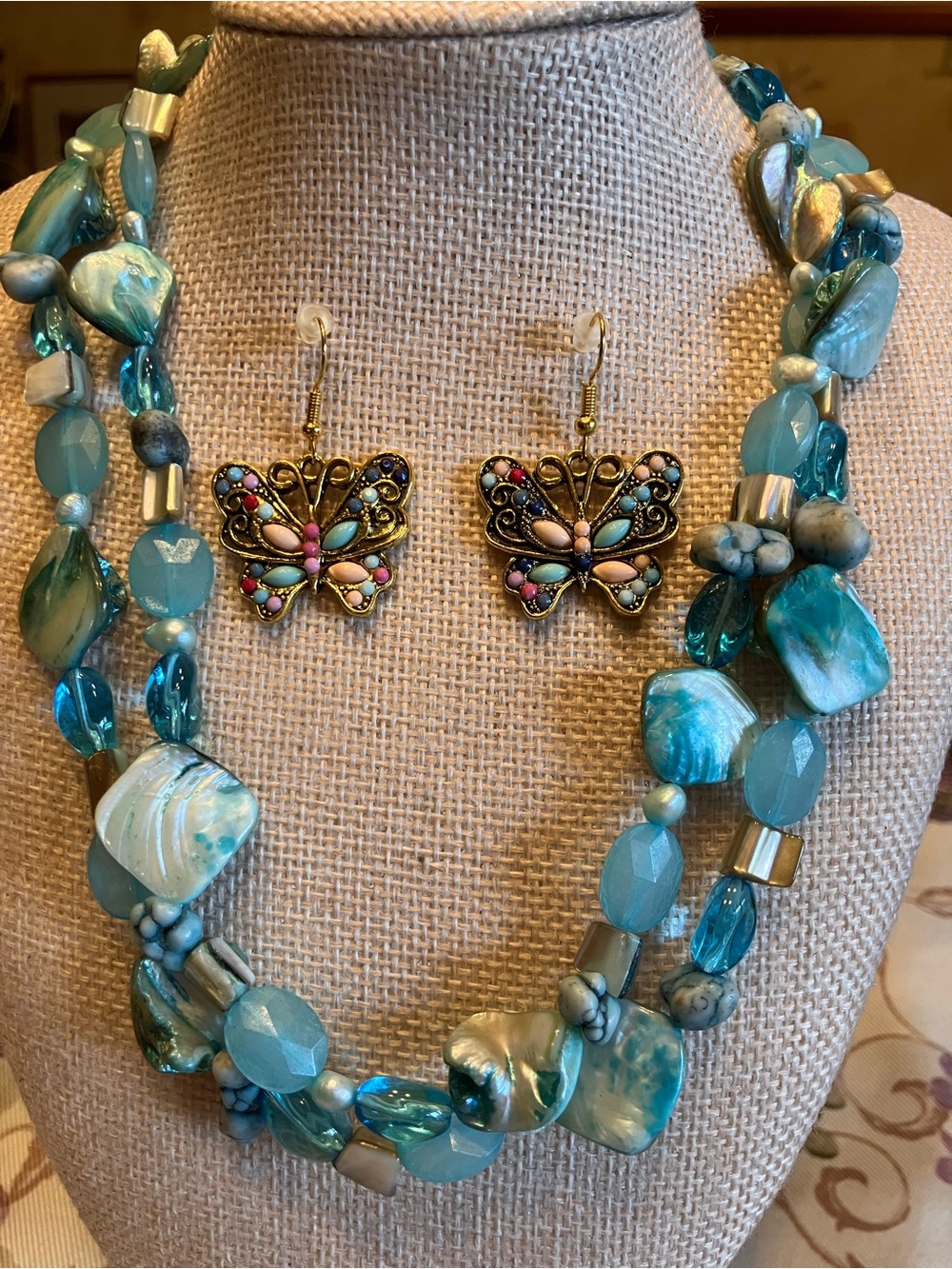 AUTHENTIC PEARL, SHELL AND GLASS NECKLACE WITH EARRINGS